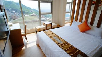 Deluxe Mountain View Double Suite | Premium bedding, individually decorated, blackout drapes, rollaway beds