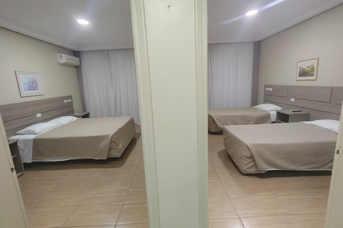 Quarto Familia | Minibar, in-room safe, desk, blackout drapes