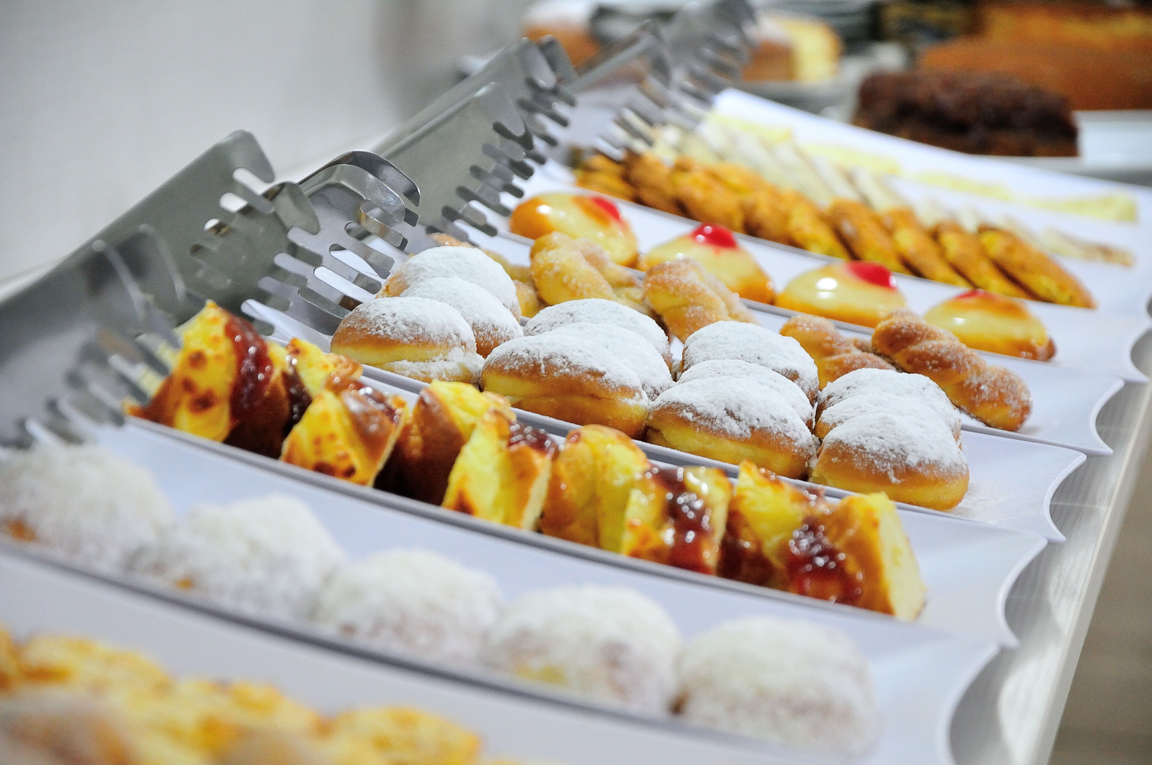 Een buffet met diverse gebakjes en desserts.