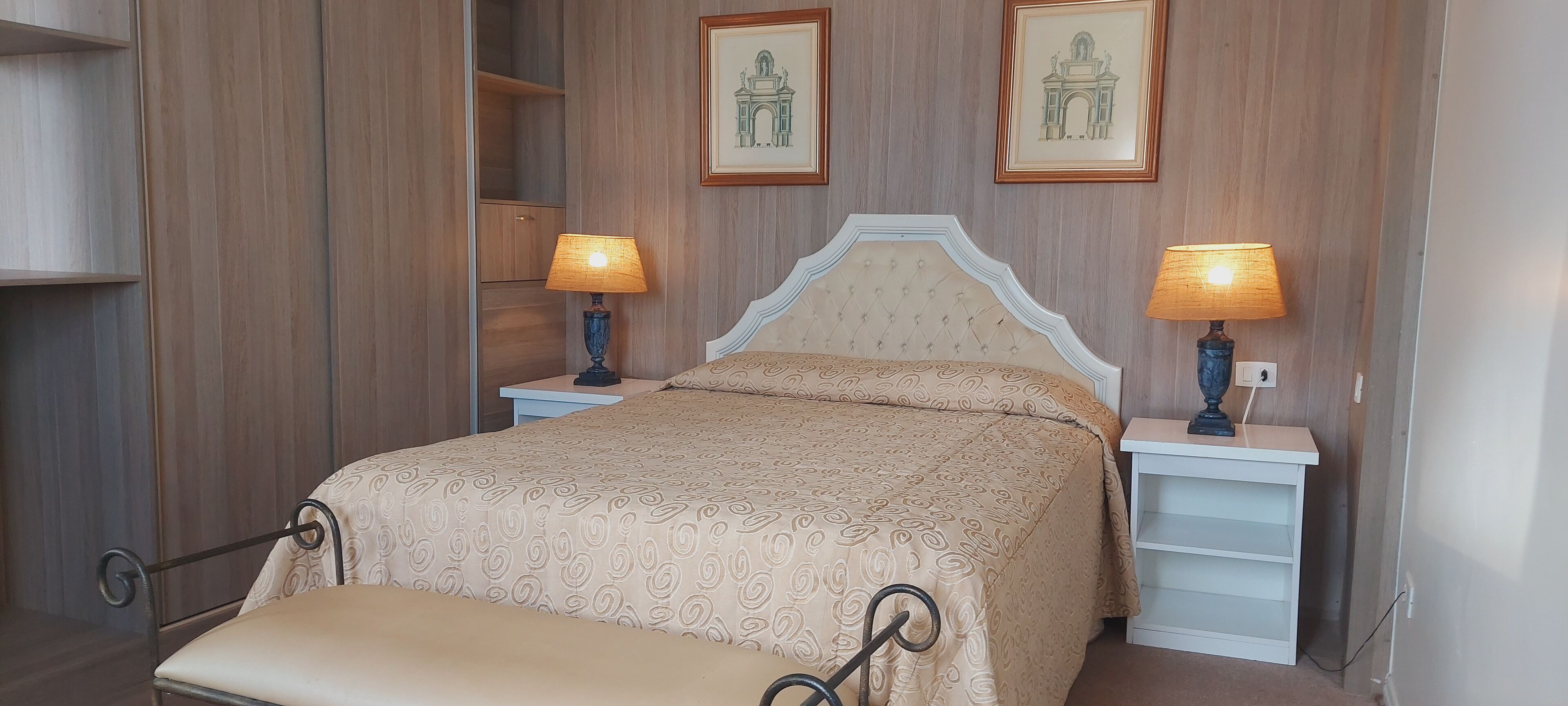 Quarto casal luxo, 1 cama de casal (hidromassagem) | Frigobar, cofres nos quartos, escrivaninha, cortinas blackout