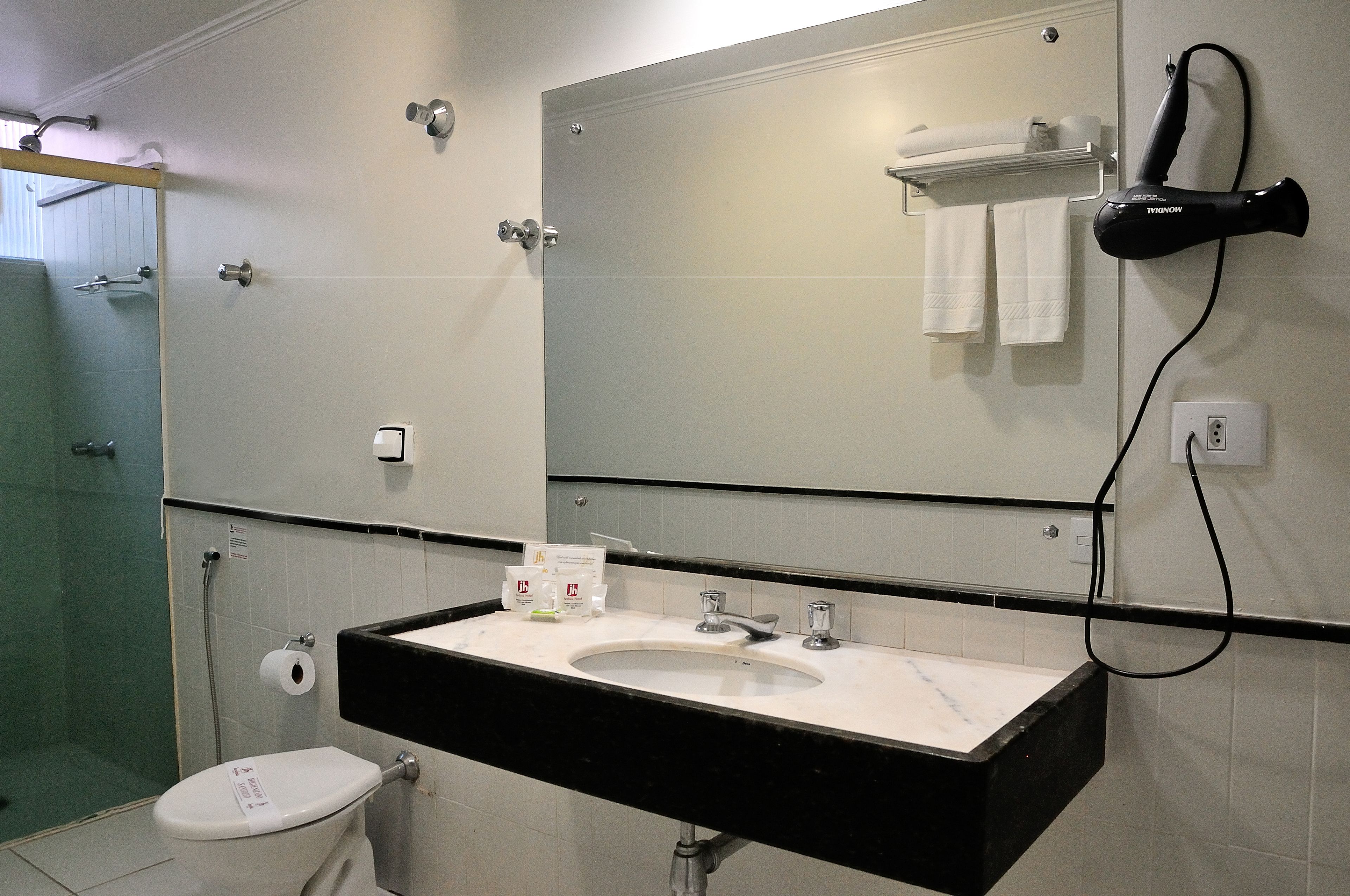 family quadruple room (conjugado) | bathroom | free toiletries, hair dryer, towels, soap