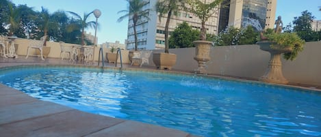 Piscina externa, espreguiçadeiras