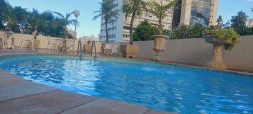 Utomhuspool och solstolar