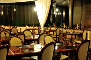 2 restaurantes, se sirve desayuno 