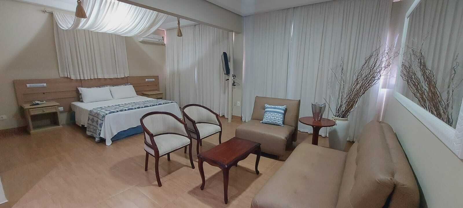 Quarto casal luxo, 1 cama de casal (hidromassagem) | Frigobar, cofres nos quartos, escrivaninha, cortinas blackout
