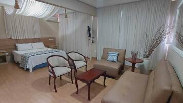 Quarto casal luxo, 1 cama de casal (hidromassagem) | Frigobar, cofres nos quartos, escrivaninha, cortinas blackout