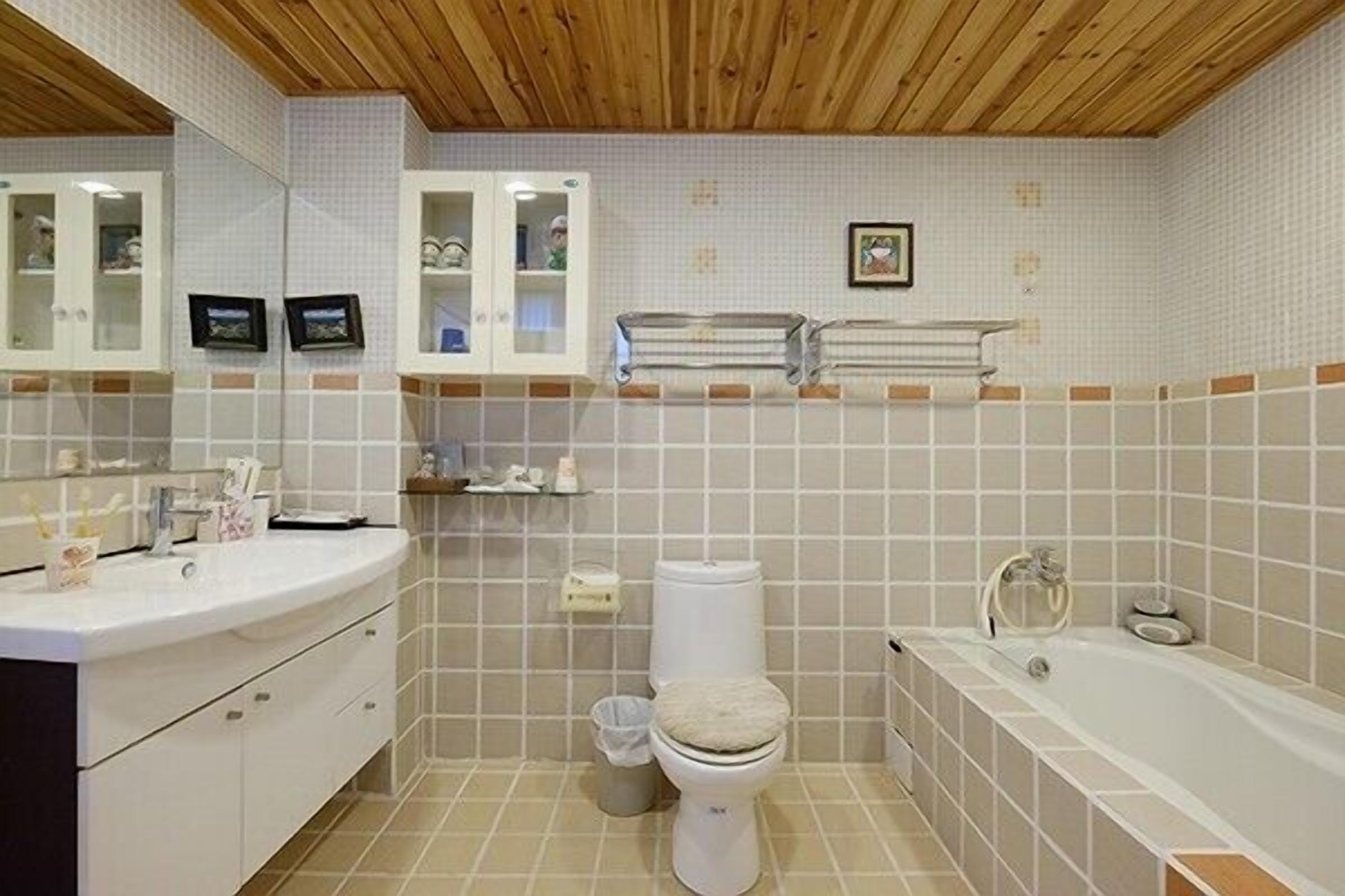 ห้องแฟมิลี่สำหรับสี่ท่าน (with Private Bathroom Outside) | ห้องน้ำ | รองเท้าสวมภายในห้อง, ผ้าเช็ดตัว