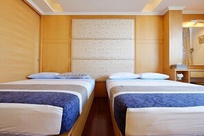 Tirai kedap cahaya, Wi-Fi gratis, dan seprai linen