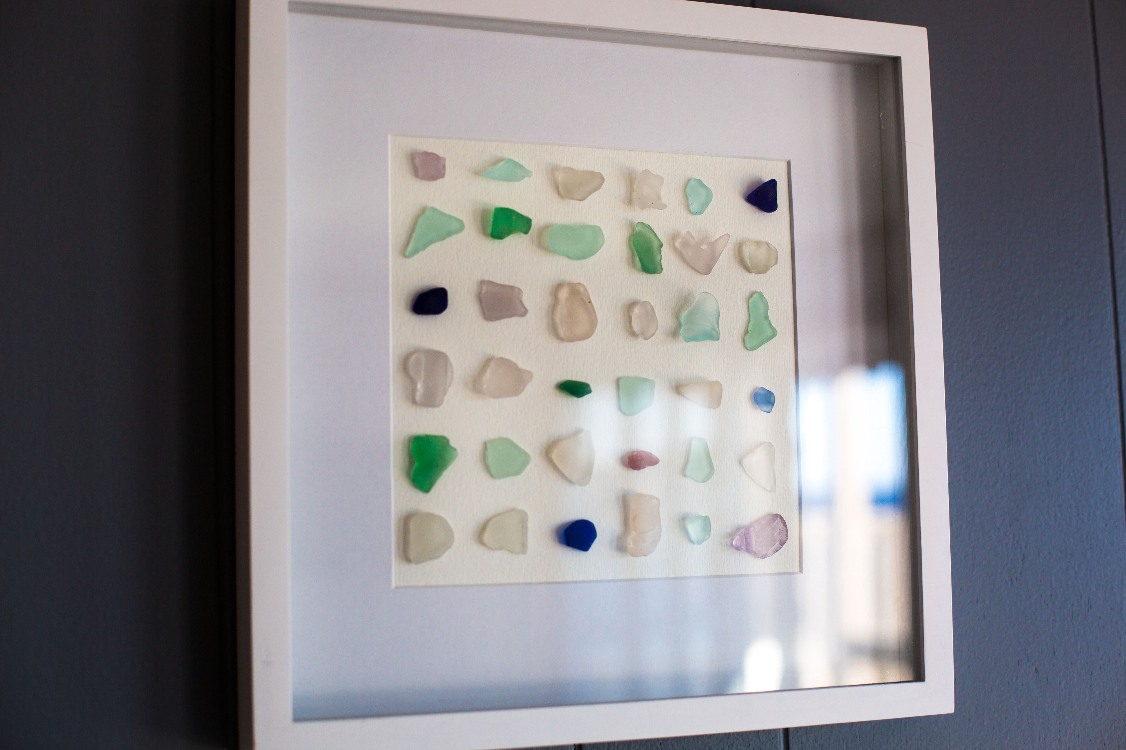 Une œuvre d’art encadrée, composée de différentes formes et couleurs.