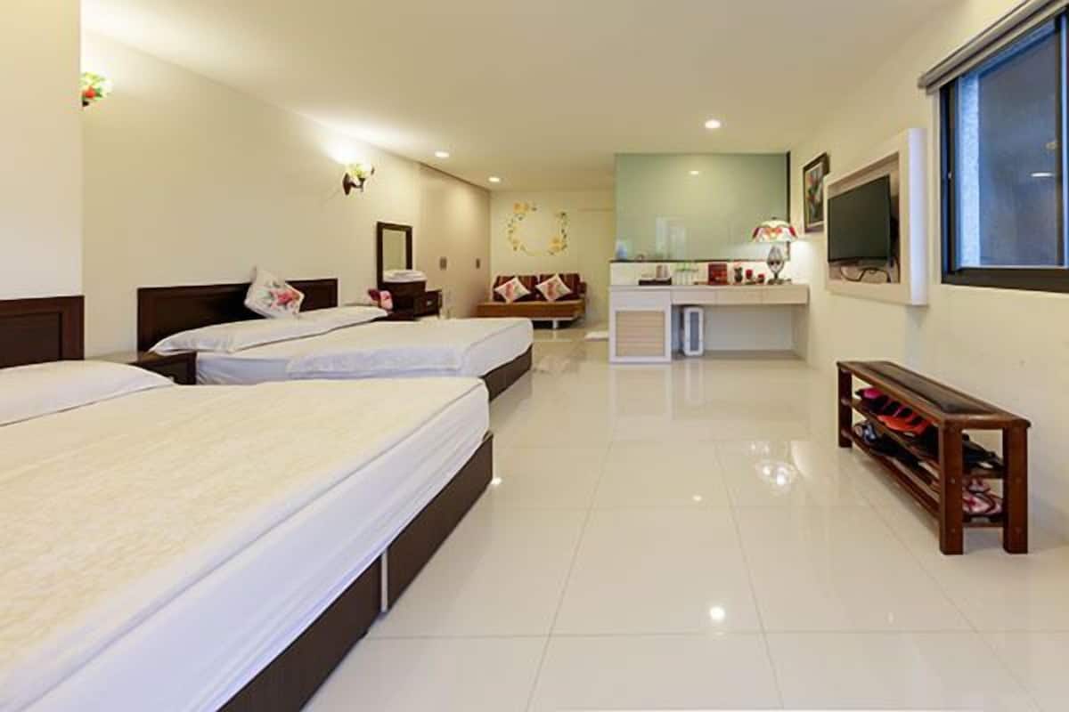 Standard Quadruple Room | Soundproofing, free WiFi, bed sheets