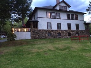 Front of property – evening/night - Rock Castle Resort (Lake George)