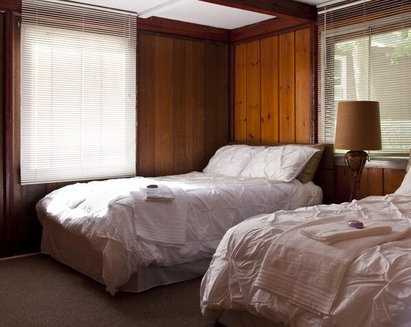 Individually decorated, individually furnished, free WiFi, bed sheets - Rock Castle Resort (Lake George)