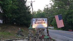 A sign for Rock Castle offering cabins, housekeeping, rooms, cable TV, and a pool. - Rock Castle Resort (Lake George)