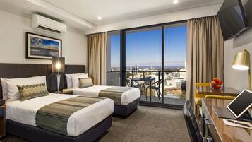 Executive Studio | 1 bedroom, in-room safe, desk, laptop workspace