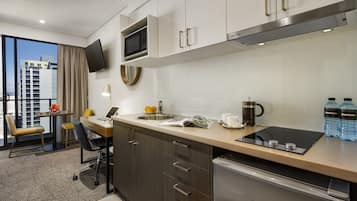Executive Studio | Private kitchen | Microwave, stovetop, coffee/tea maker, electric kettle