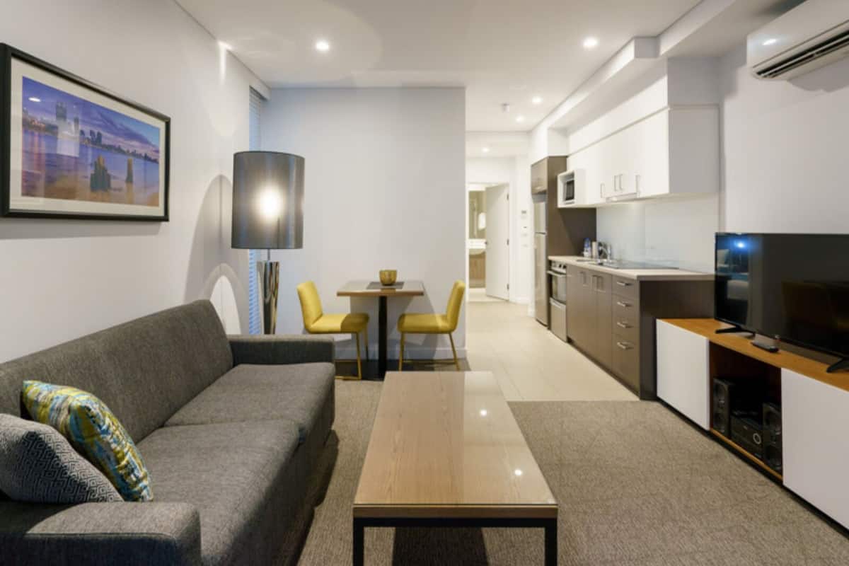 Deluxe-Apartment | Wohnbereich | 32-Zoll-LCD-Fernseher mit Kabelempfang, Fernseher, iPod-Dockingstation