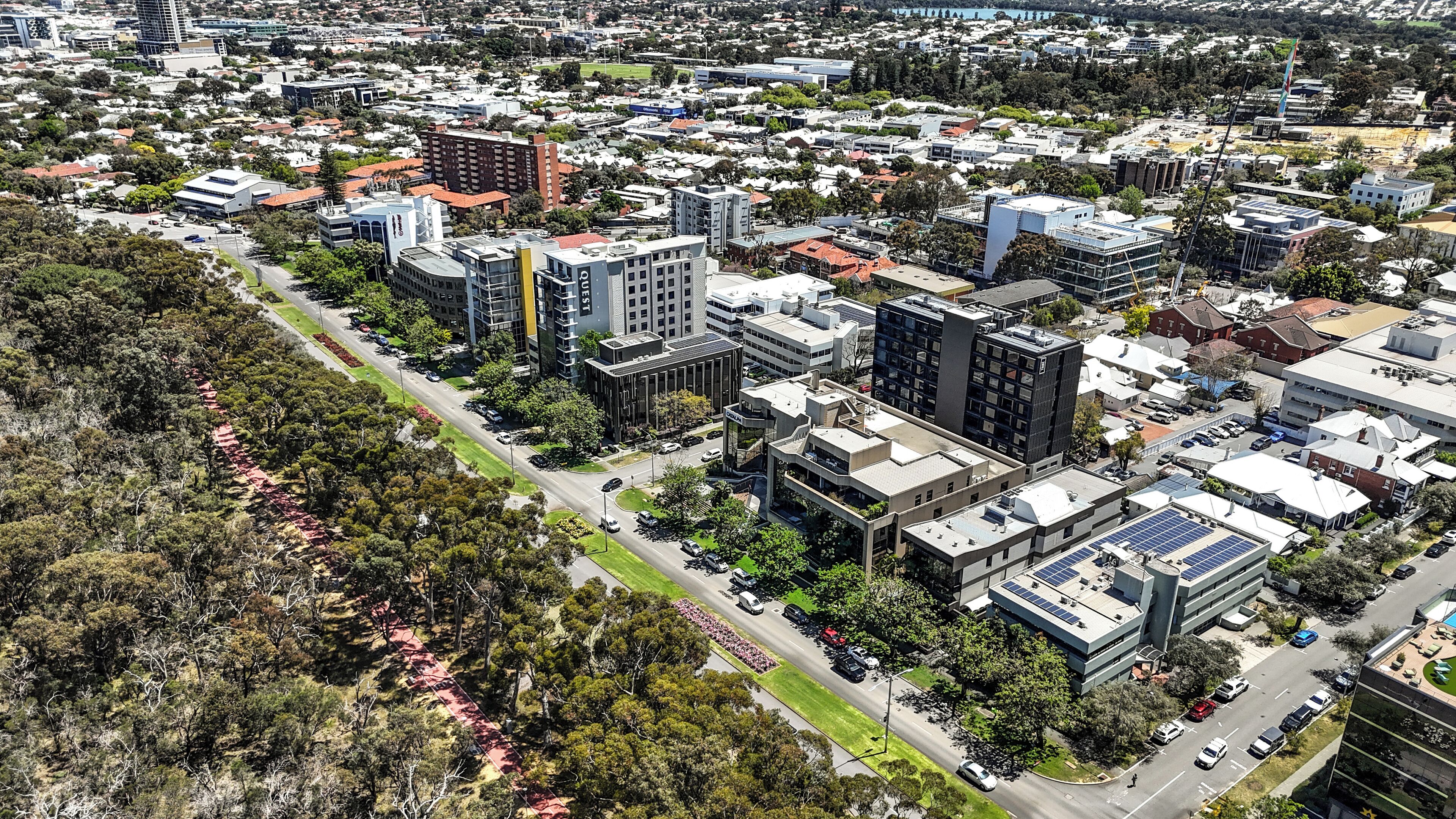 Une vue aérienne d’une ville avec ses bâtiments modernes, ses rues et ses espaces verts.