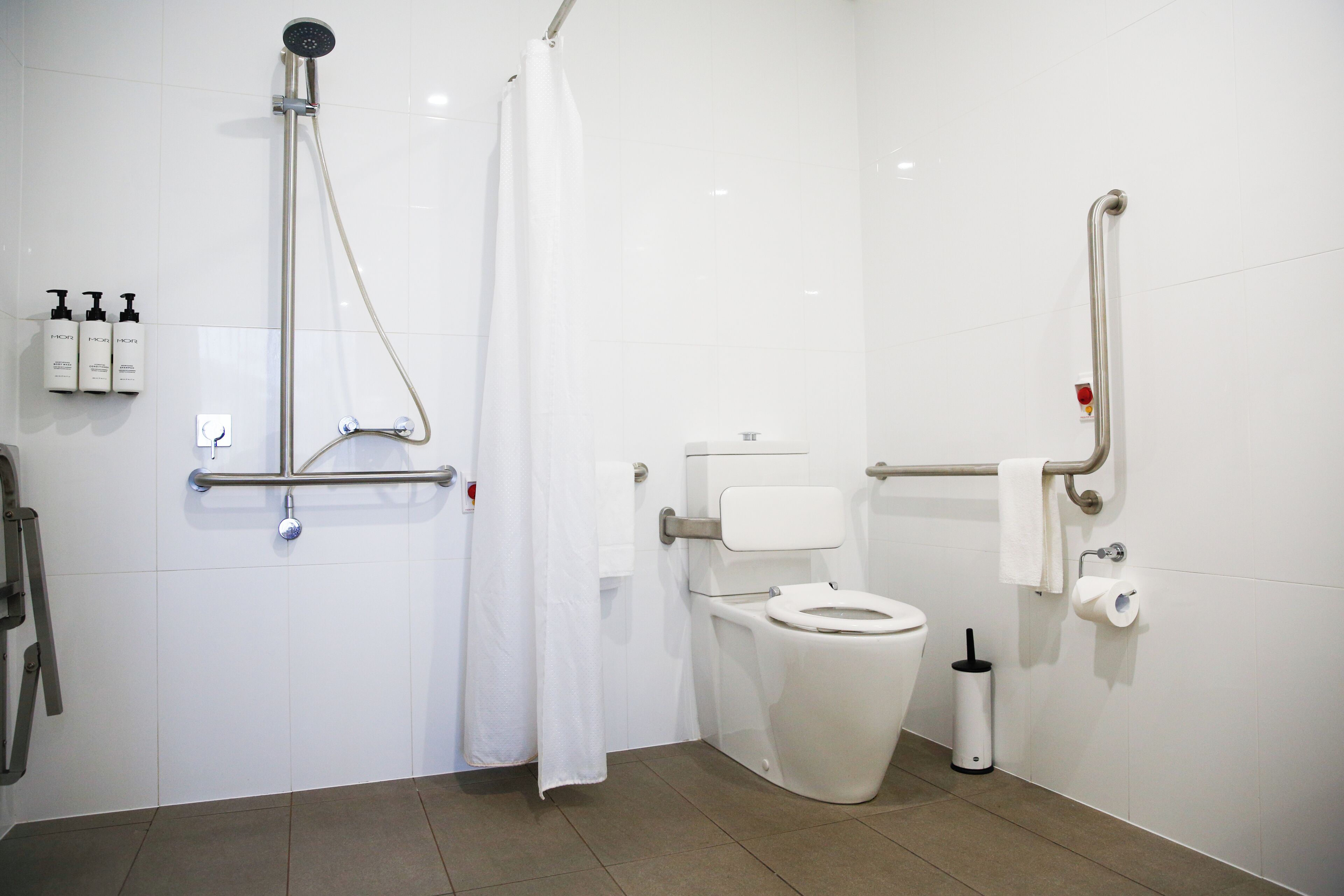 Un baño moderno con inodoro, bidé y ducha.