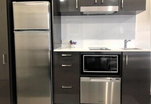 Tủ lạnh, lò vi sóng, bếp nấu, máy rửa bát 