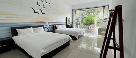 Työpöytä, pimennysverhot, ilmainen Wi-Fi