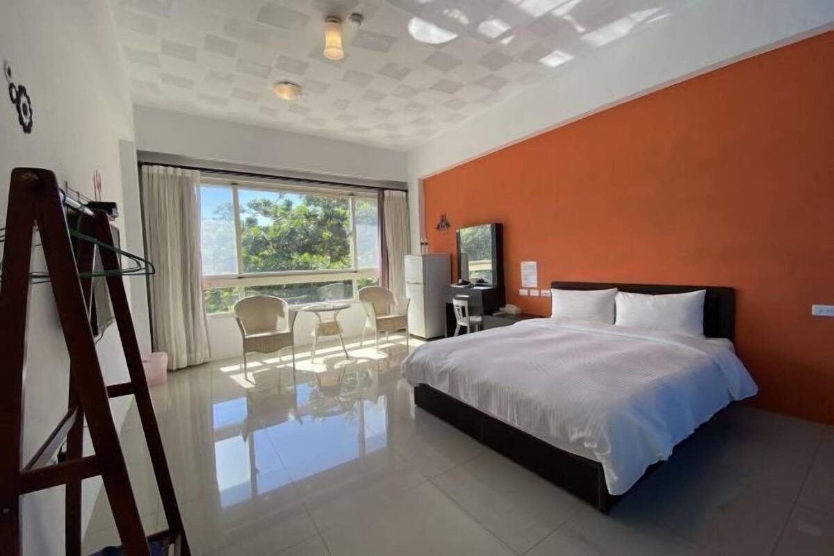 Skrivebord, blendingsgardiner og wi-fi (inkludert)