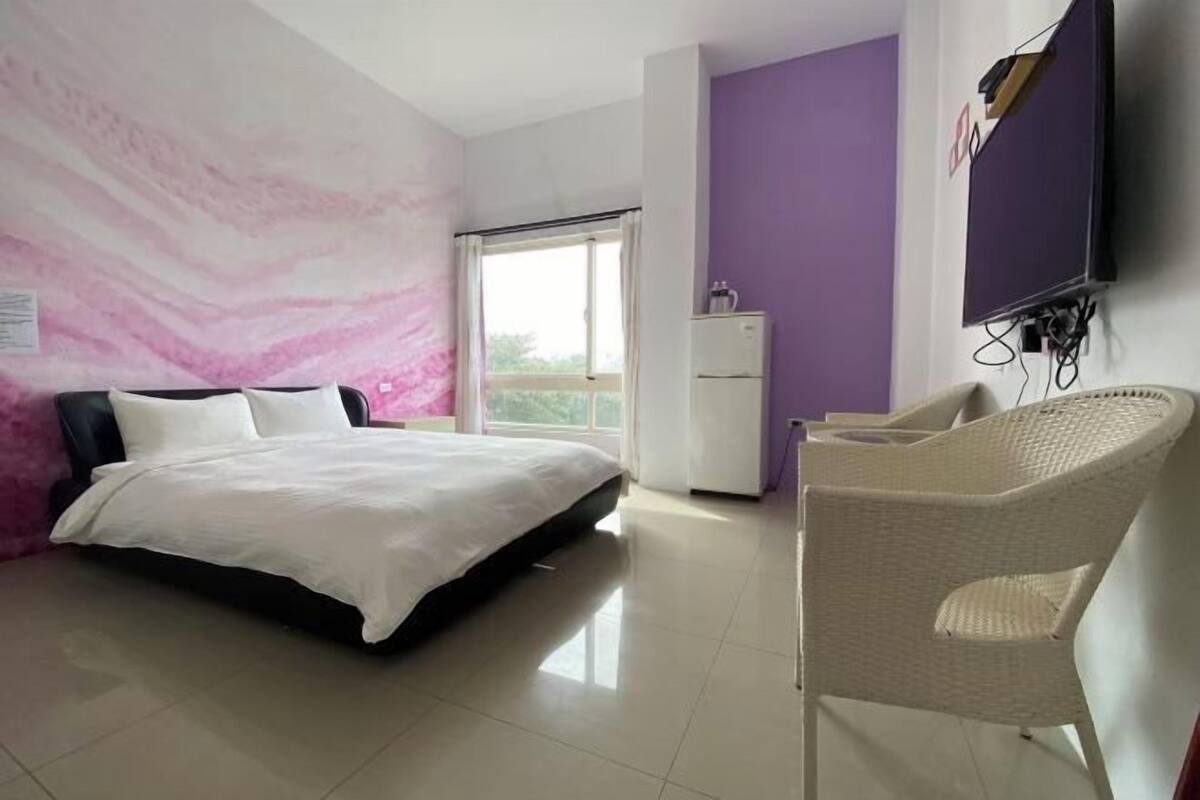 Escriptori, cortines opaques i wifi gratuïta