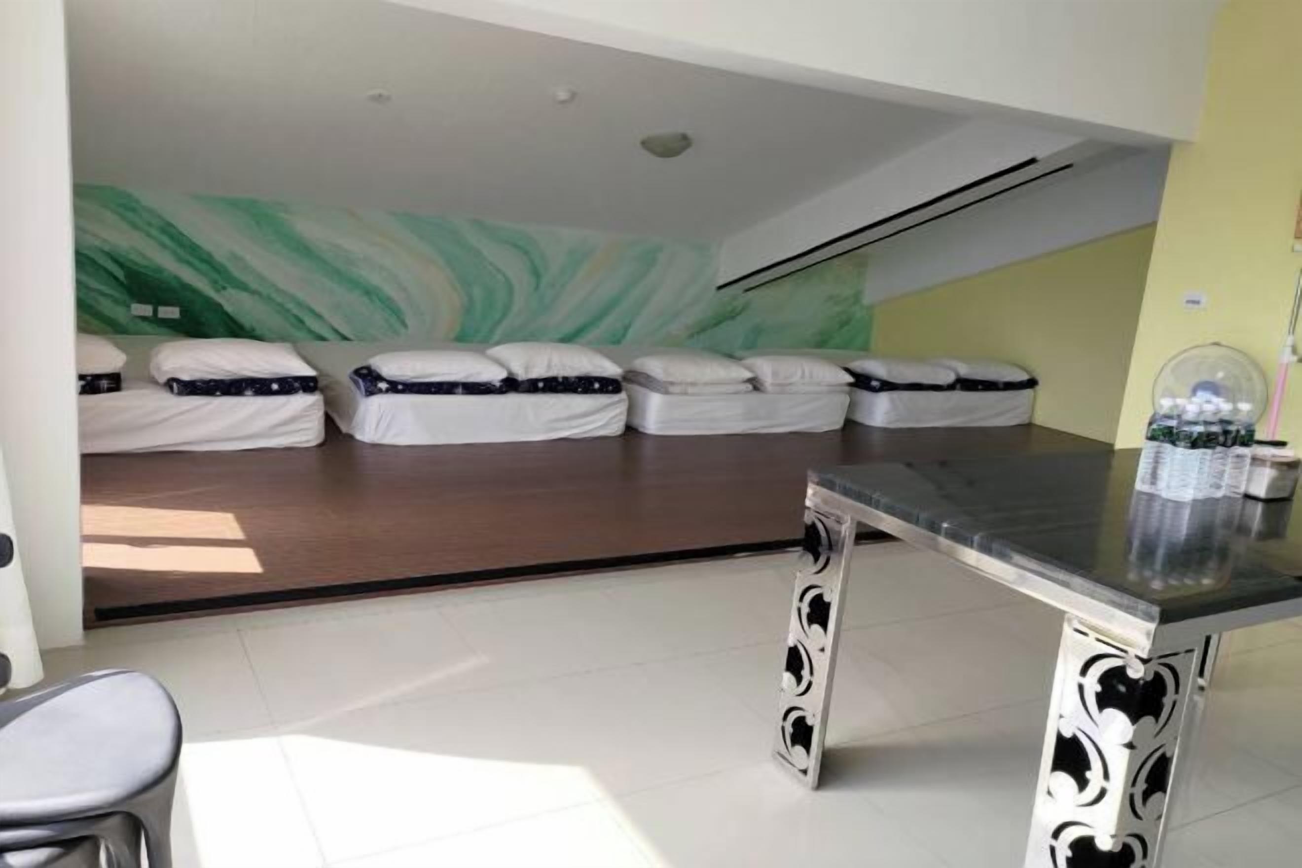 Escritorio, cortinas blackout y wifi gratis 