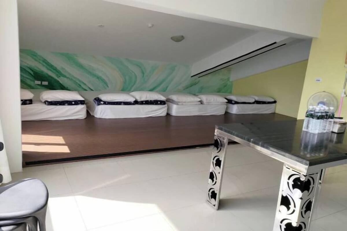 Escritorio, cortinas blackout y wifi gratis