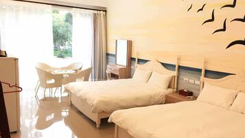 Quadruple Room | Desk, blackout drapes, WiFi (free)
