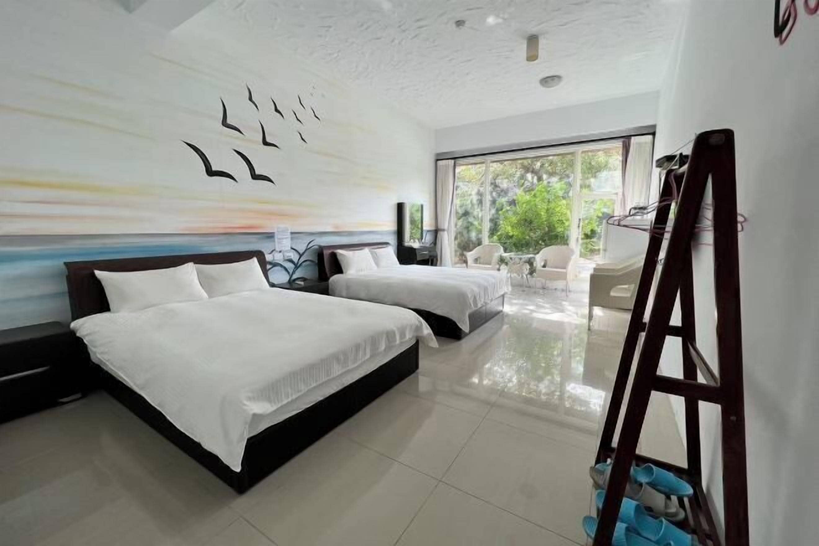 デスク、遮光カーテン、WiFi (無料)