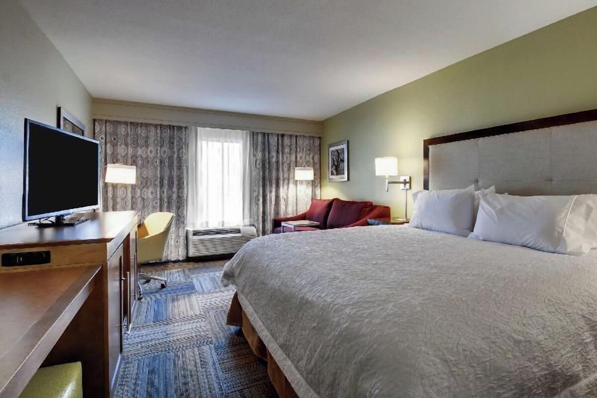In-room safe, cribs (free), WiFi (free), bed sheets