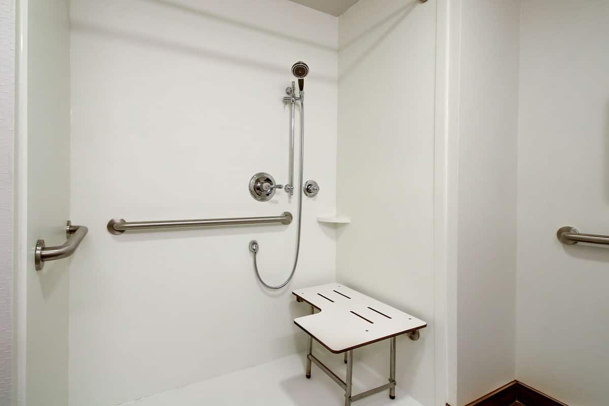 Room, 1 King Bed, Accessible, Non Smoking (Roll In Shower) | Bathroom | Shower, towels
