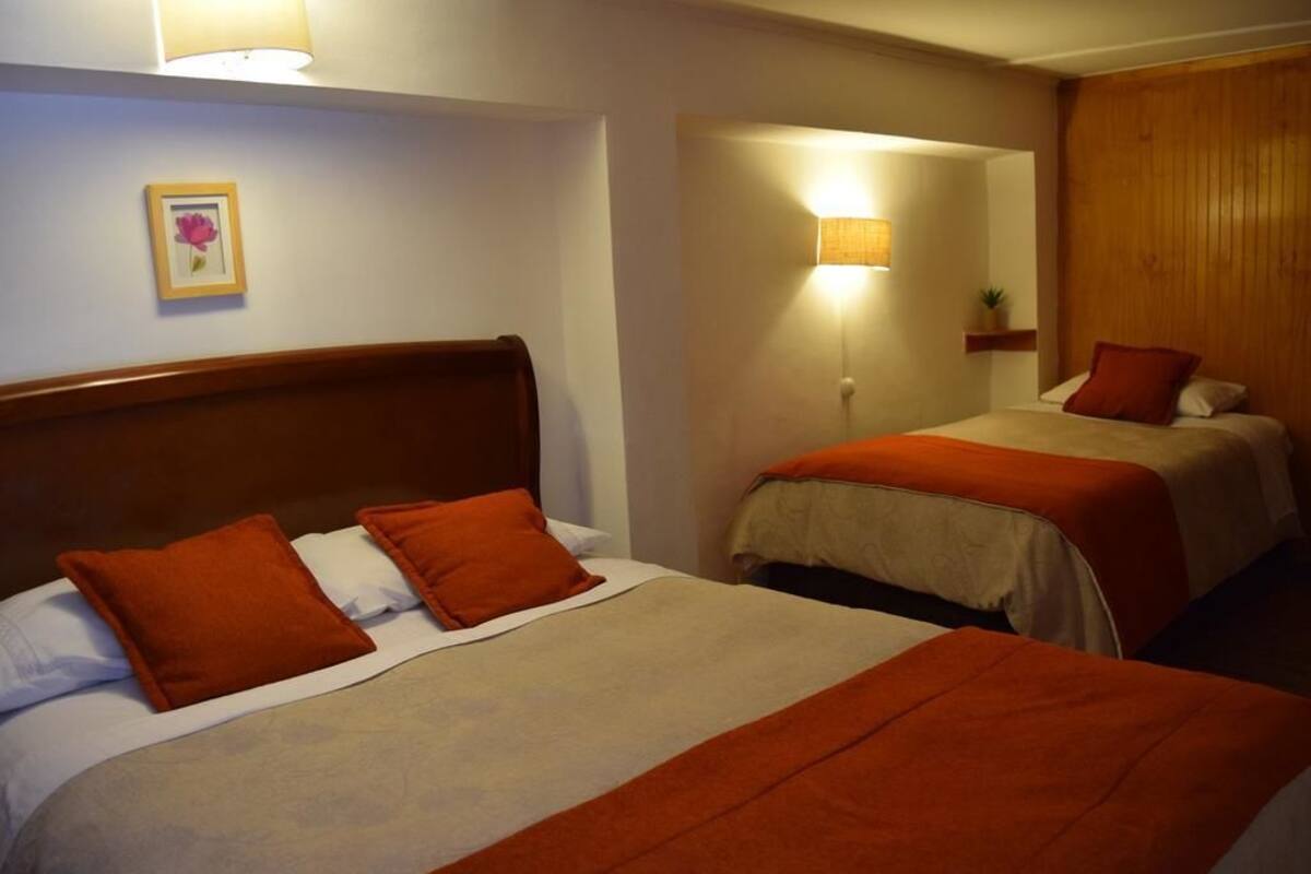 Standard-Dreibettzimmer, 1 Schlafzimmer, eigenes Bad | Bügeleisen/Bügelbrett, kostenloses WLAN