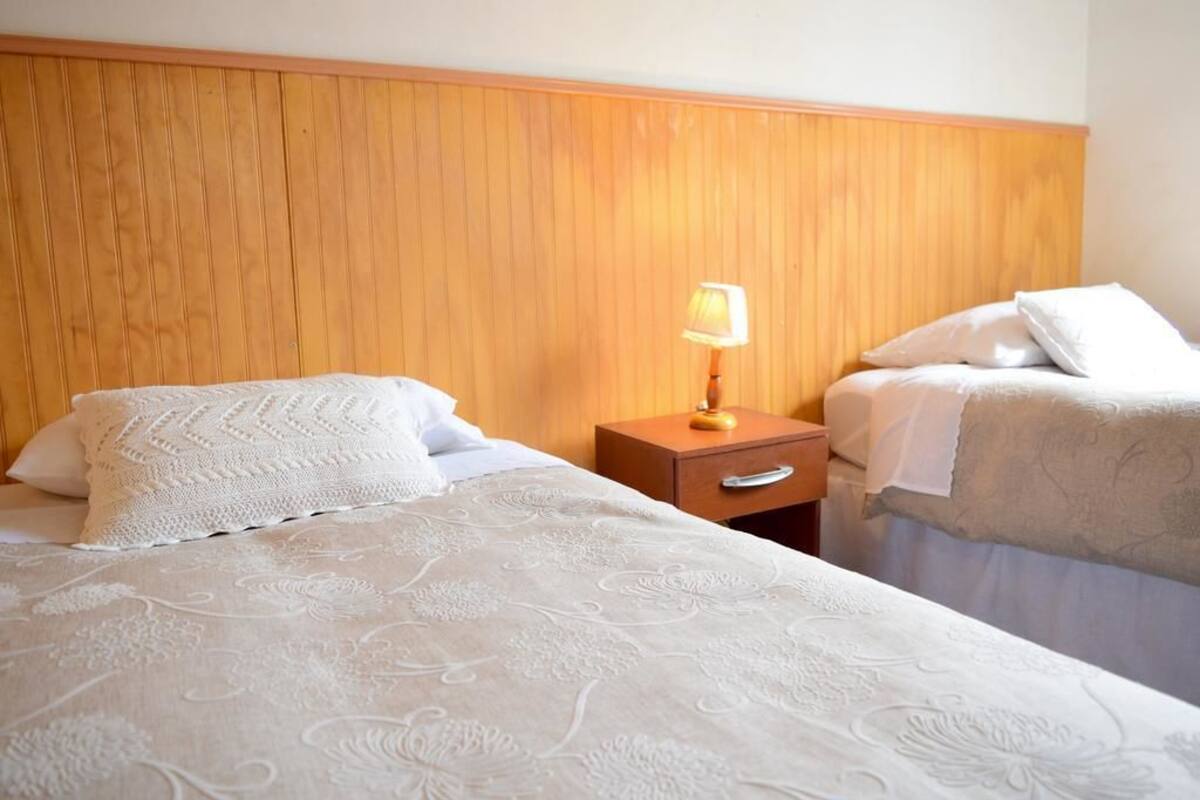Economy-Dreibettzimmer, 1 Schlafzimmer, Gemeinschaftsbad | Bügeleisen/Bügelbrett, kostenloses WLAN