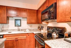 Condo, 2 Bedrooms | Private kitchen | Fridge, microwave - Powderhorn (BRECKENRIDGE)
