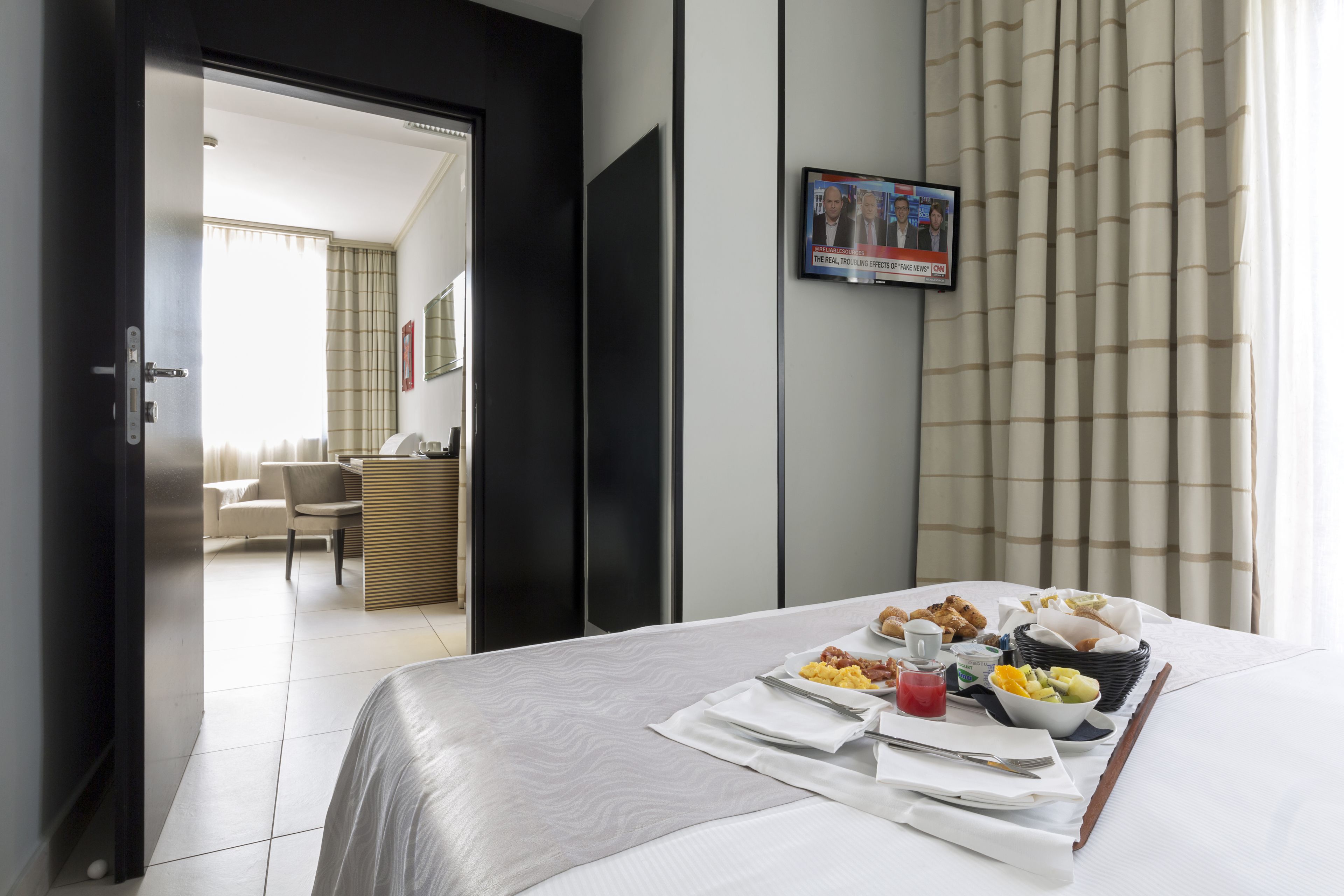 junior suite | 1 bedroom, premium bedding, down duvets, minibar