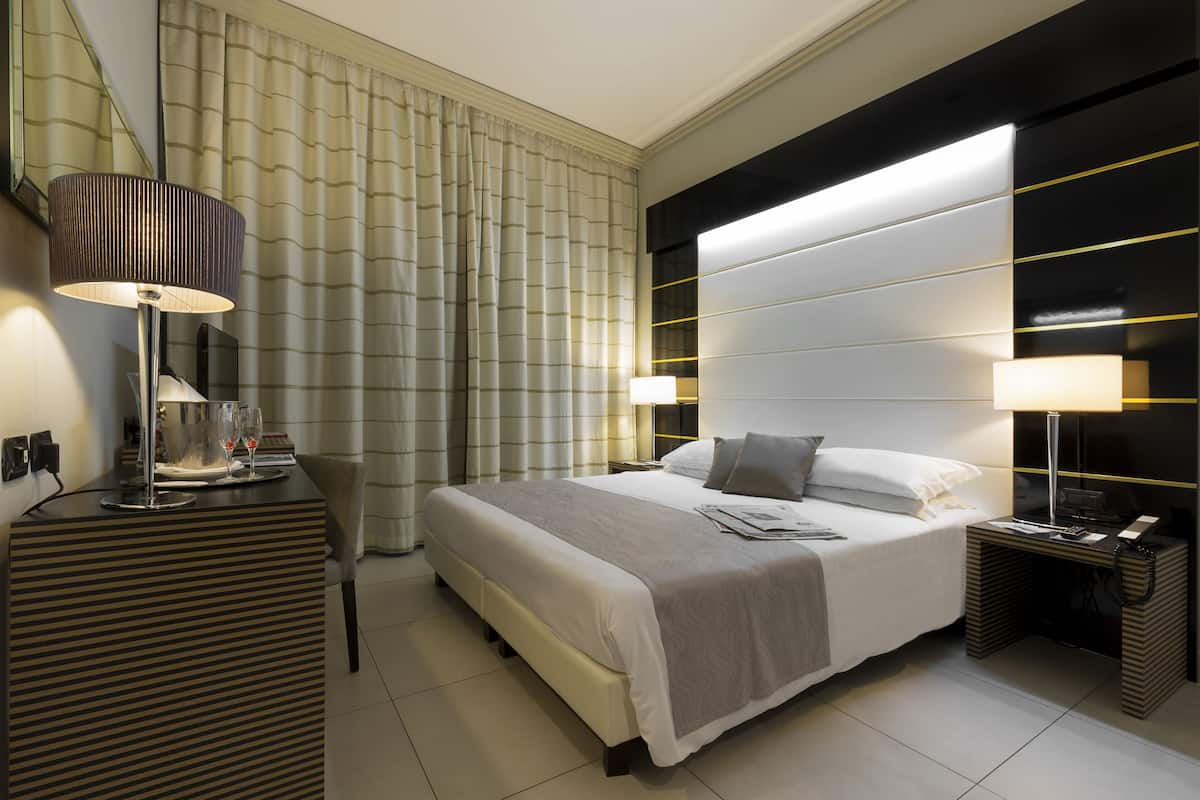 Luxe beddengoed, donzen dekbedden, een minibar, een kluis op de kamer