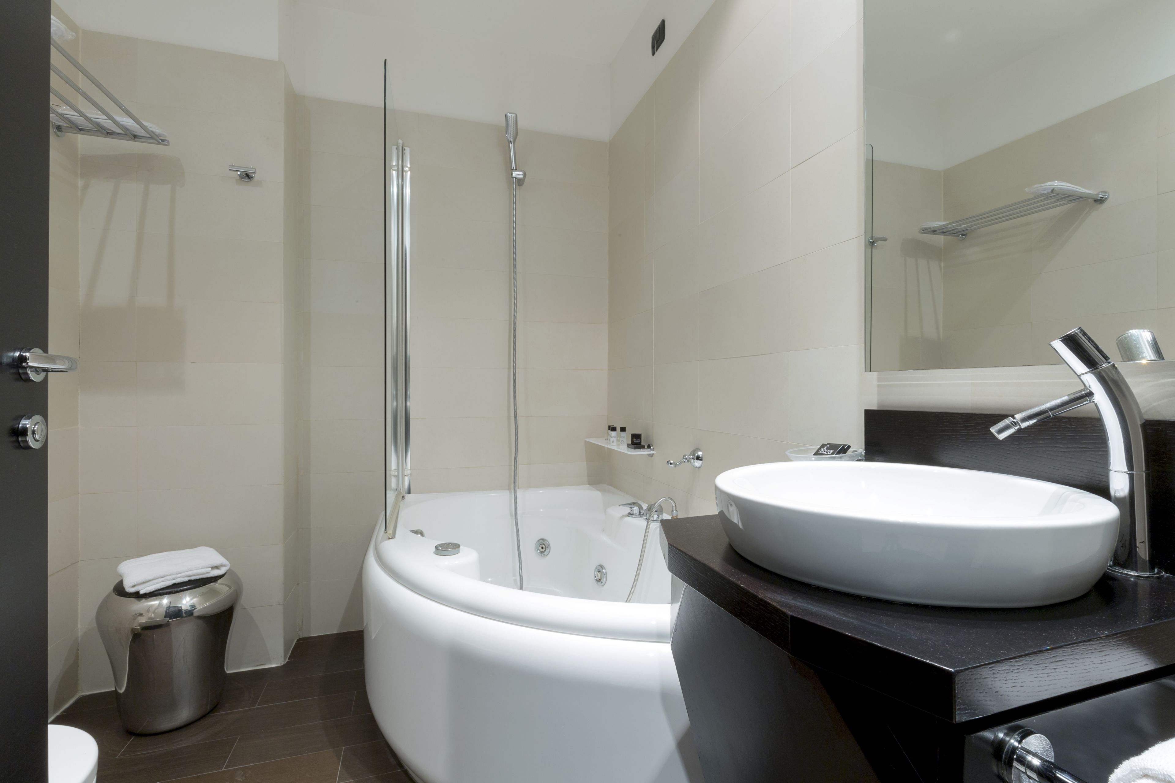 junior suite | 1 bedroom, premium bedding, down duvets, minibar