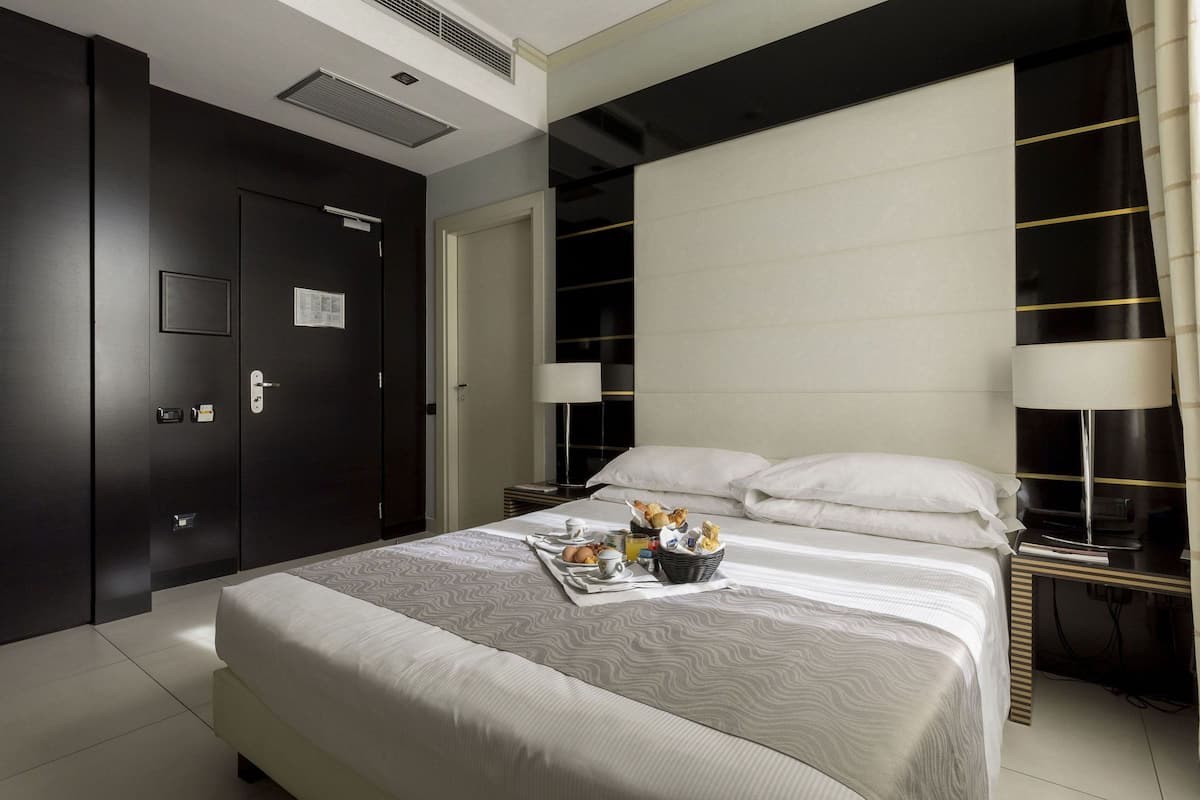 Luxe beddengoed, donzen dekbedden, een minibar, een kluis op de kamer