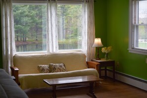 Huone | Yksilöllisesti sisustettu, yksilöllisesti kalustettu