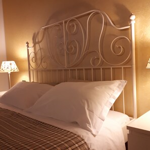 Classic Double Room, 1 Double Bed, Private Bathroom, Park View | Down comforters, desk, blackout drapes, soundproofing - Agriturismo ai Carpini (Marcon)