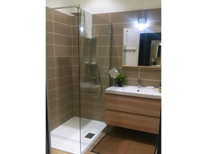 Bathroom - Dans Les Vignes (Chamery)