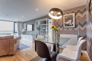 Appartement, salle de bains privée (Two-Bedroom Argyle St 6/5) | Restaurant