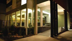 Bagian depan properti - sore/malam