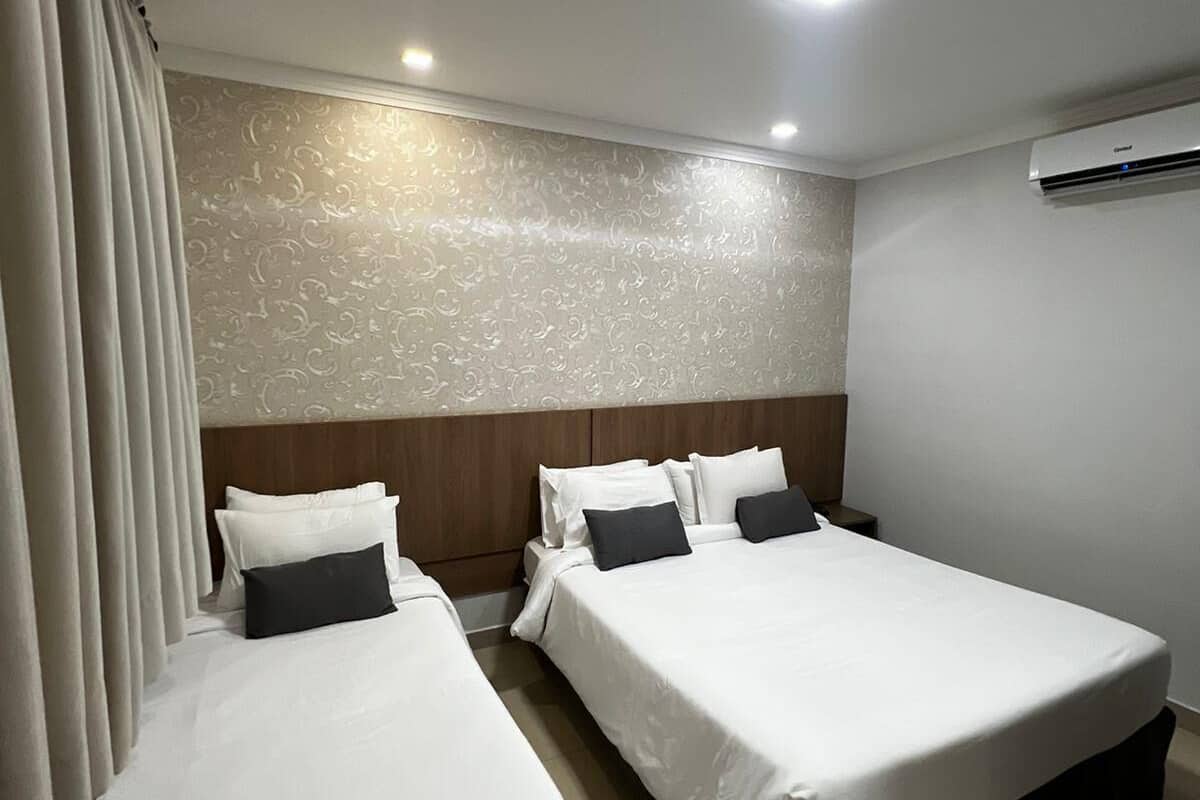 Cofres nos quartos, Wi-Fi de cortesia, roupa de cama