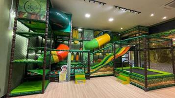 Área de juegos infantiles techada