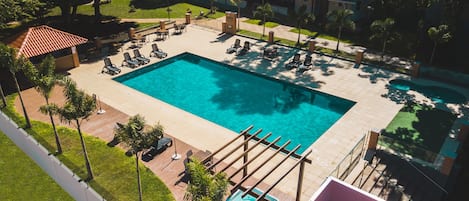 Een binnenzwembad, een buitenzwembad, parasols voor strand/zwembad