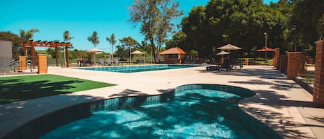 Una piscina techada, una piscina al aire libre