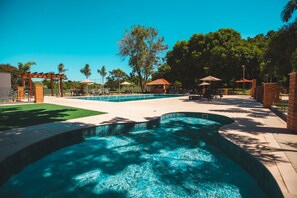 Indoor pool, outdoor pool, open 10:00 AM to 10:00 PM, pool umbrellas - Cataratas Park Hotel e Eventos (Foz do Iguaçu)