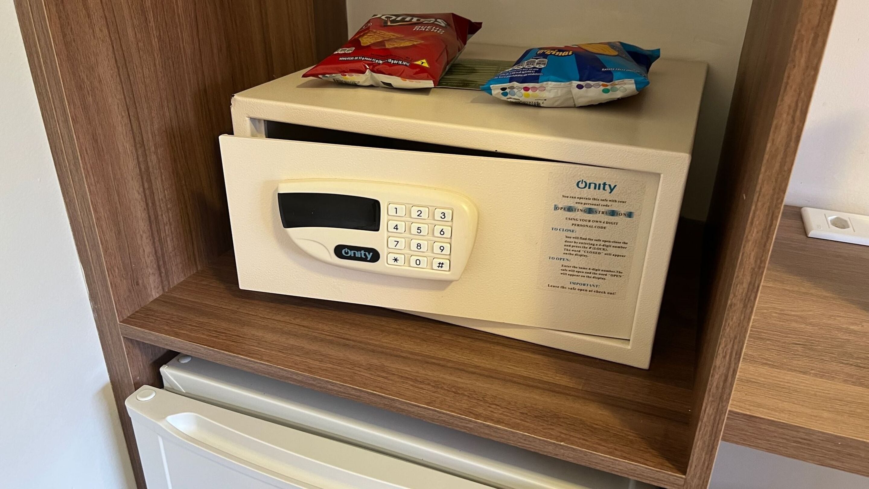 Ein Bedienfeld mit einem Tastenfeld und Anweisungen zur Nutzung eines Safes.